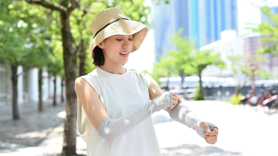 最近在小紅書、Instagram，甚至各大美妝社群裡，一句話正被不斷刷屏——早 C 晚 A，它幾乎成了保養圈的黃金公式，也是美妝達人爭相討論的熱門關鍵字。你知道早 C 晚 A到底代表什麼嗎？掌握正確方式，不僅能避免踩雷，更能讓日常保養升級到全新層次。
