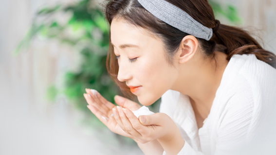 現代很多網紅都在說：你會出油，就是因為缺油！所以要用油來保養。聽起來很有道理，畢竟以油制油這個概念很吸睛，但油性肌真的適合用油保養嗎？